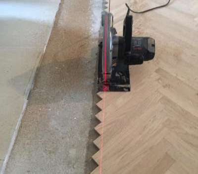 Posa e verniciatura parquet spinato in rovere